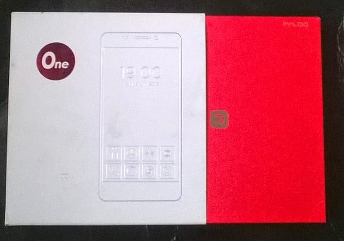 Innjoo One - Sliding the red box out of the white box