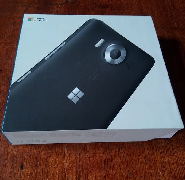 Microsoft Lumia 950 box is largely white