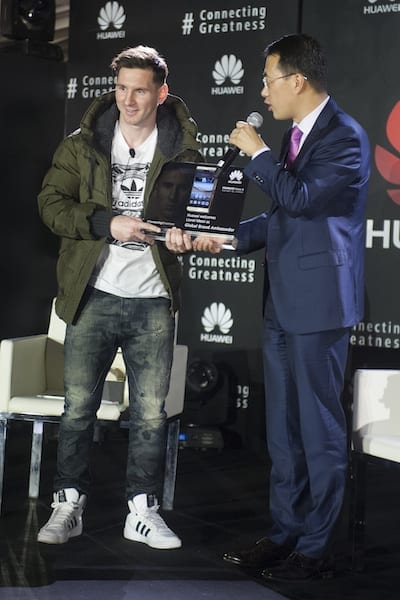 Messi receiving the Huawei Mate 8 