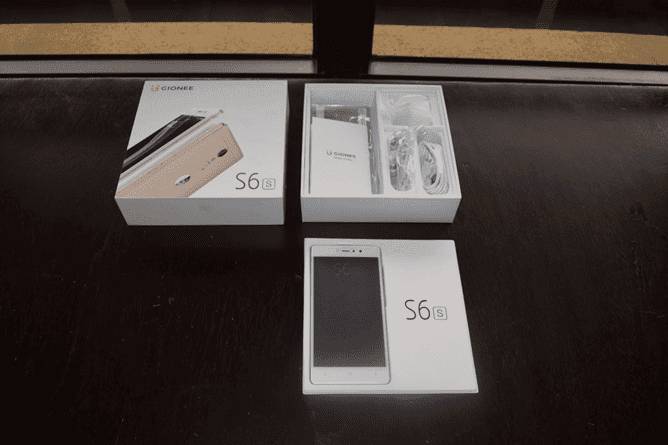 Opening the Gionee S6s Box