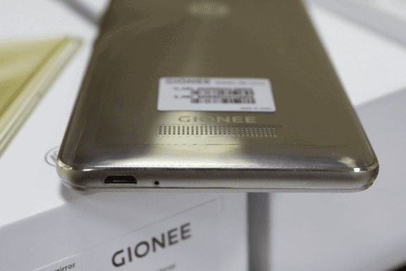 Gionee M6 Mirror bottom view showing the microUSB port