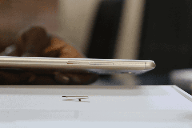 Gionee A1 right view showing the power and volume button