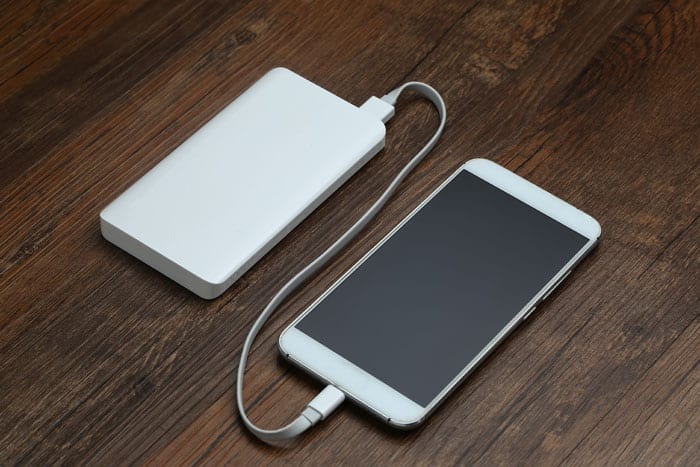 Power Bank charging a Smartphone