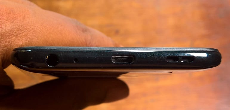 Lenovo K5 Play bottom side showing the microUSB port, 3.5mm audio jack, loudspeaker, and mouthpiece 