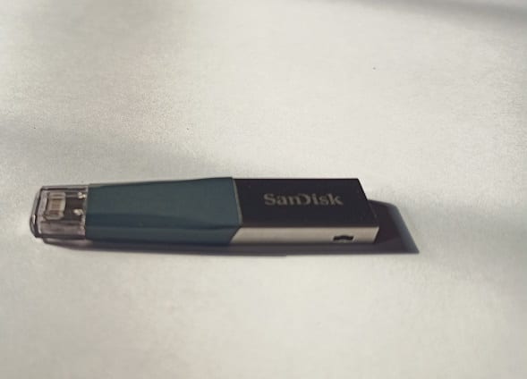 Side view of the iXpand Mini Flash Drive