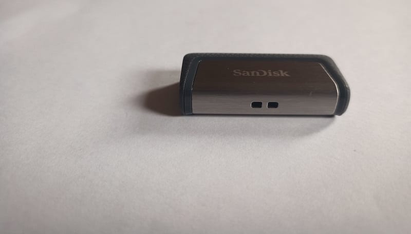 Hooking up a Lanyard o the SanDisk Ultra Dual Drive USB Type C